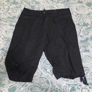 Larry Levine woman black capri pants